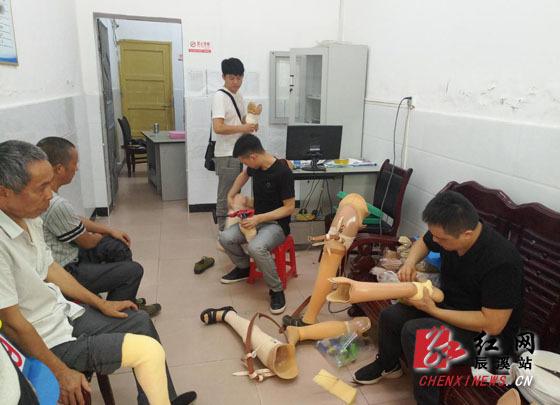 张南亚)"真的很开心,非常感谢县残联和省假肢矫形康复中心,让我离开了